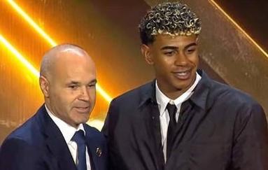 斯洛特执教利物浦遭遇挑战，进攻防守问题突出，萨拉赫争议，压力倍增。